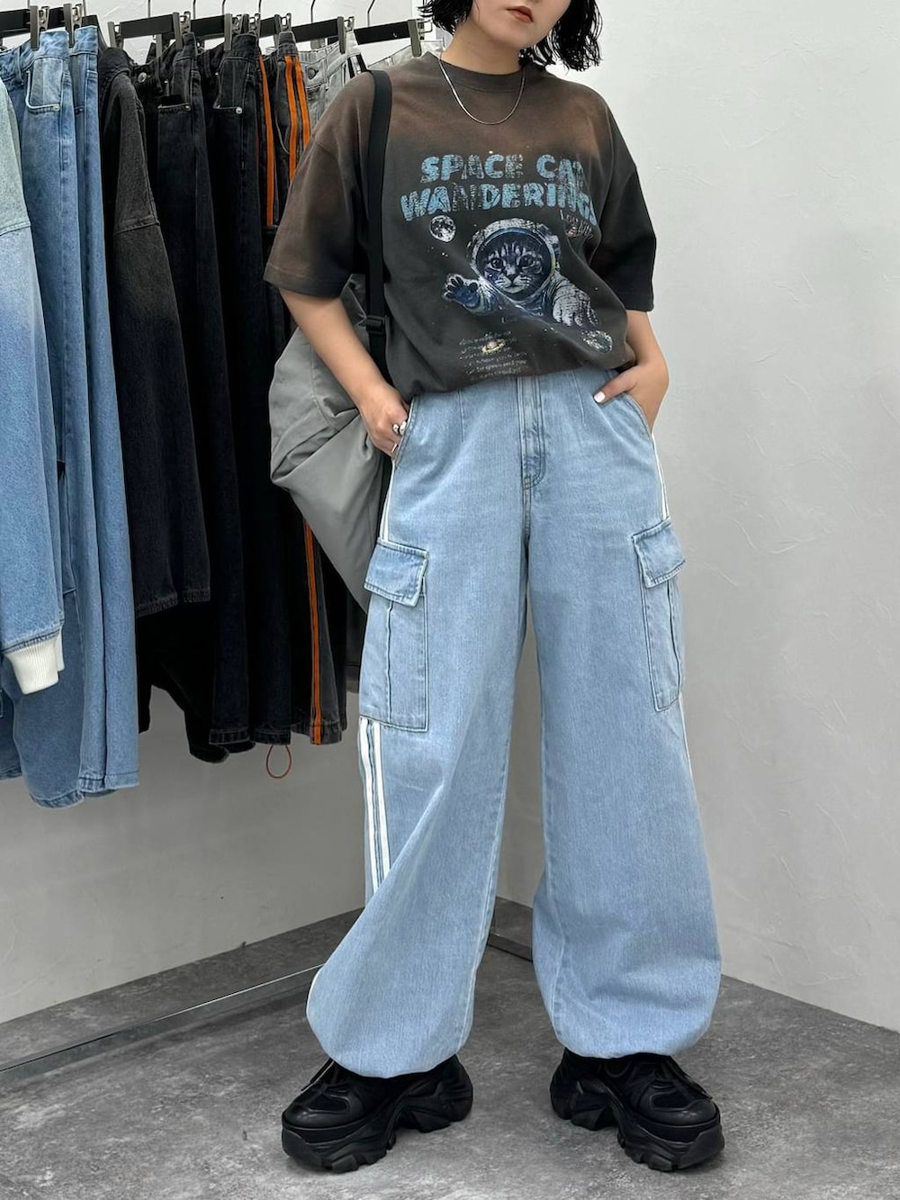 グレー系のバックパック/リュック、ブルー系のデニムパンツ、ブラック系のスニーカーを着用したレディースの春コーディネートの5枚目の写真