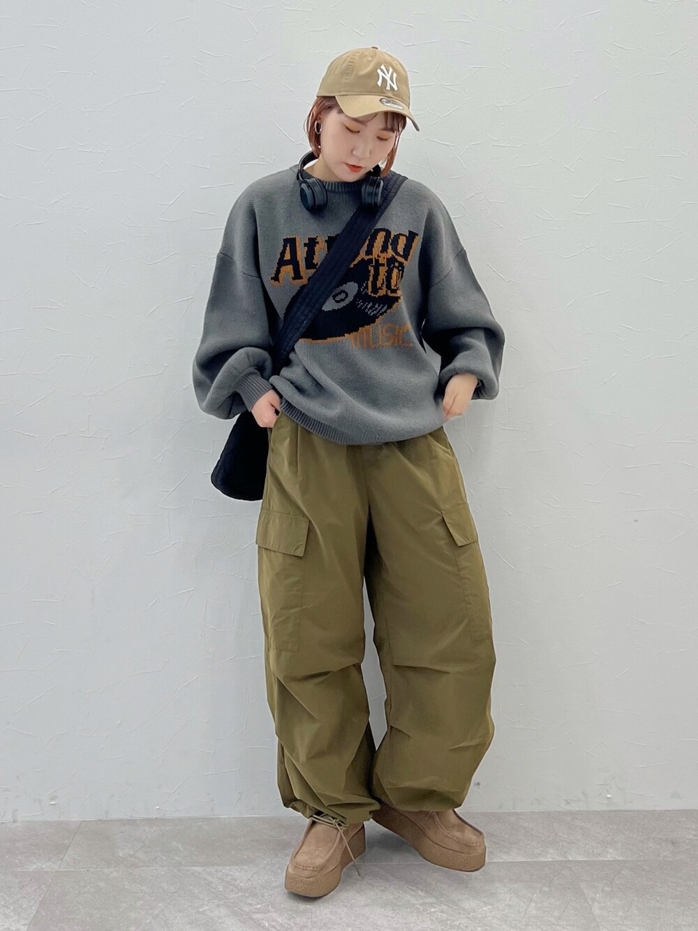 グレー系のニット/セーター、グリーン系のその他パンツを着用したレディースの冬コーディネートの2枚目の写真