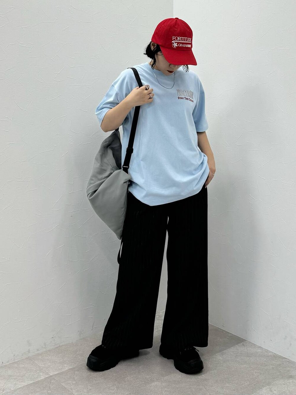 「カジュアル、メンズライク、ストリート、楽ちんコーデ、夏コーデ、ラフ、骨格ストレート_PAGEBOY、クールカジュアル_PAGEBOY、PAGEBOY、PBLIM」｜「PAGEBOYのスタンダードスラックス（スラックス、ブラック系）」を使った、Naoさん（レディース・159cm）の春コーディネートの4枚目の写真
