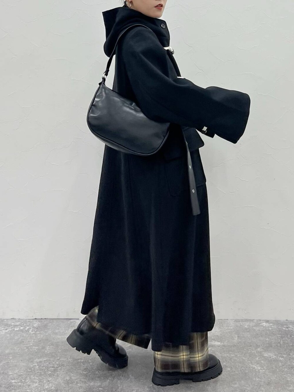 「アウター、カジュアル、体型カバー、PAGEBOY、PAGEBOYLIM、骨格ストレート_PAGEBOY、クールカジュアル_PAGEBOY、冬コーデ」｜「PAGEBOYのダッフルコート（ダッフルコート、ブラック系）」を使った、Naoさん（レディース・159cm）の冬コーディネートの2枚目の写真