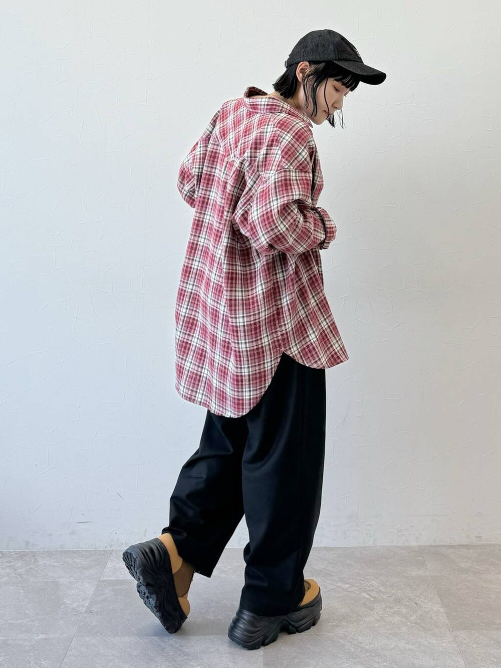 レッド系のシャツ/ブラウス、ブラック系のスラックスを着用したレディースの夏コーディネートの6枚目の写真