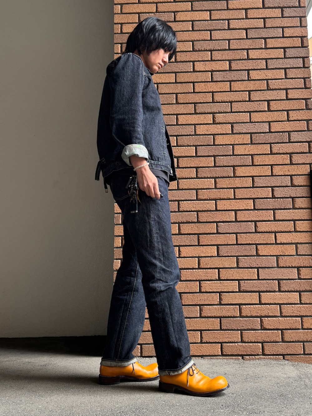 ブルー系のデニムパンツ、ブルー系のデニムジャケット、その他のシューズを着用したメンズの春コーディネートの2枚目の写真