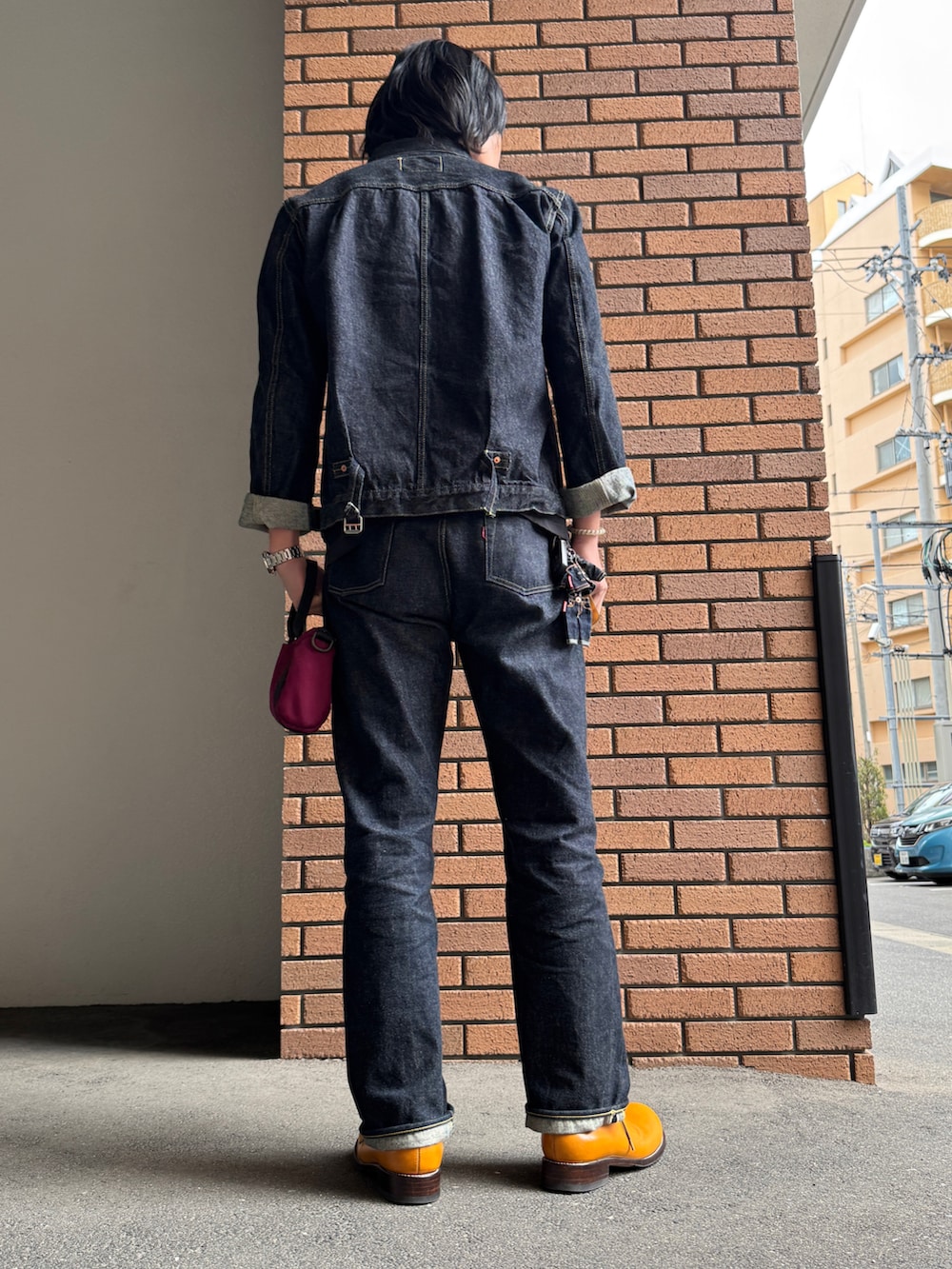 ブルー系のデニムパンツ、ブルー系のデニムジャケット、その他のシューズを着用したメンズの春コーディネートの3枚目の写真