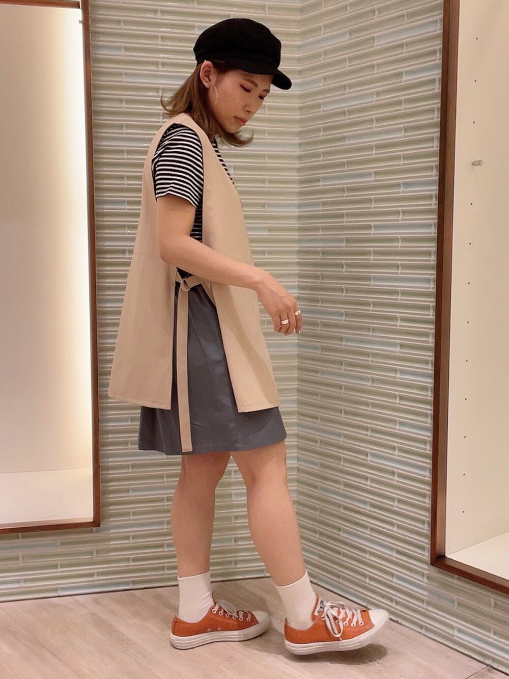 「ラクチンコーデ、ゆるコーデ、スカート、ベスト、ボーダー、夏コーデ、ミニスカート、低身長コーデ、キャップ、カジュアル、カジュアルコーデ」｜「Green　Parksのサイドベルトベスト（ベスト、ベージュ系）」を使った、yomaさん（レディース・157cm）の春コーディネートの2枚目の写真