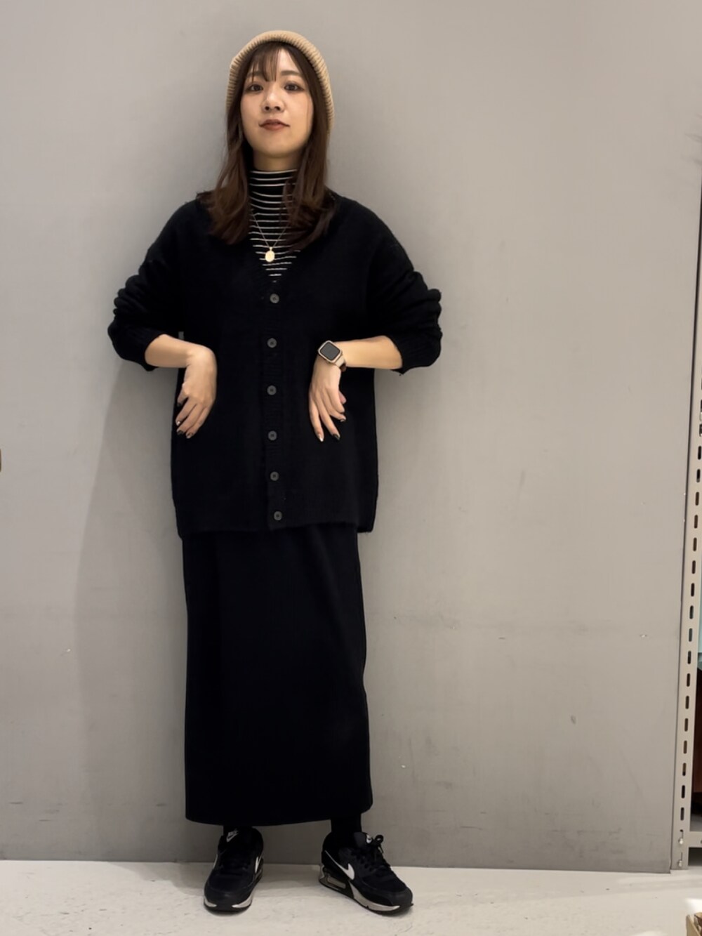 ブラック系のカーディガン/ボレロ、ブラック系のスカート、ブラック系のニット/セーターを着用したレディースの冬コーディネートの2枚目の写真