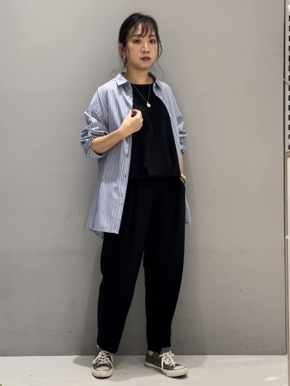 ブルー系のシャツ/ブラウス、ブラック系のワンピースを着用したレディースの春コーディネートの2枚目の写真