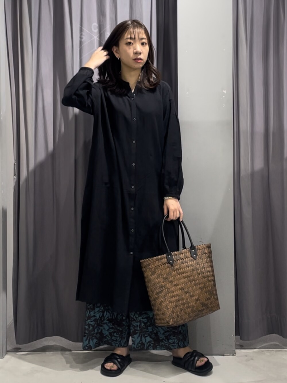 グレー系のワンピース、グリーン系のその他パンツを着用したレディースの春コーディネートの2枚目の写真