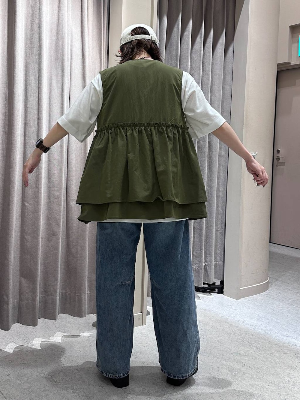 「低身長、ワントーン、着痩せ・細見え、ローリーズスタイル_LOWRYS FARM、カジュアル、LOWRYS FARM、大人カジュアル」｜「LOWRYS FARMのカンドウフィットニットサンダル 283661（サンダル、シルバー系）」を使った、miyusan☆さん（レディース・155cm）の夏コーディネートの3枚目の写真