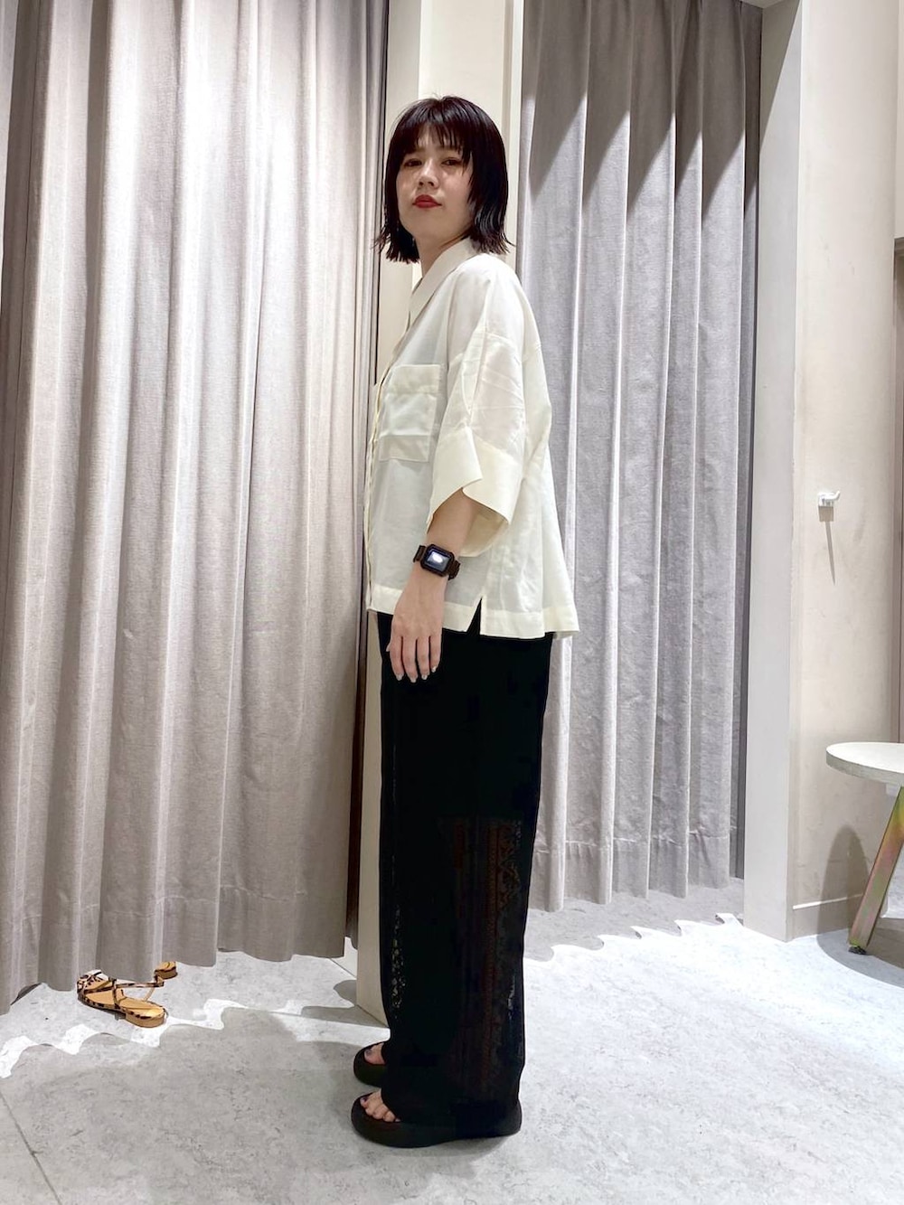 「低身長、ワントーン、着痩せ・細見え、ローリーズスタイル_LOWRYS FARM、カジュアル、LOWRYS FARM、大人カジュアル、セールコーデ」｜「LOWRYS FARMのカンドウフィットトングサンダル 283655（サンダル、ブラック系）」を使った、miyusan☆さん（レディース・155cm）の夏コーディネートの2枚目の写真
