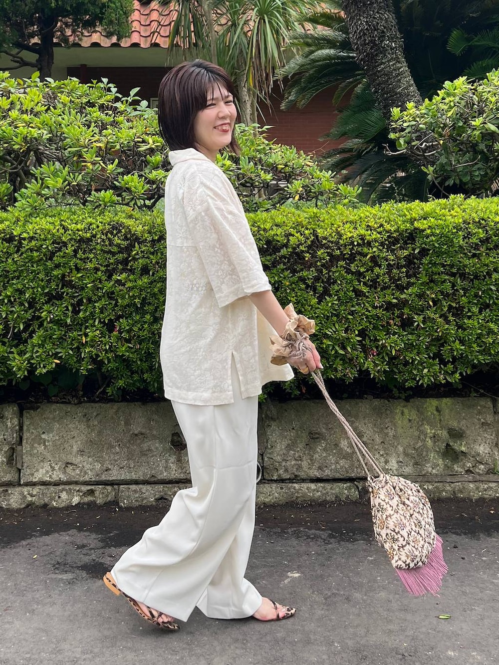 「低身長、ワントーン、着痩せ・細見え、ローリーズスタイル_LOWRYS FARM、カジュアル、LOWRYS FARM、大人カジュアル」｜「LOWRYS FARMのダブルタックワイドパンツ　128594（スラックス、ホワイト系）」を使った、miyusan☆さん（レディース・155cm）の夏コーディネートの3枚目の写真