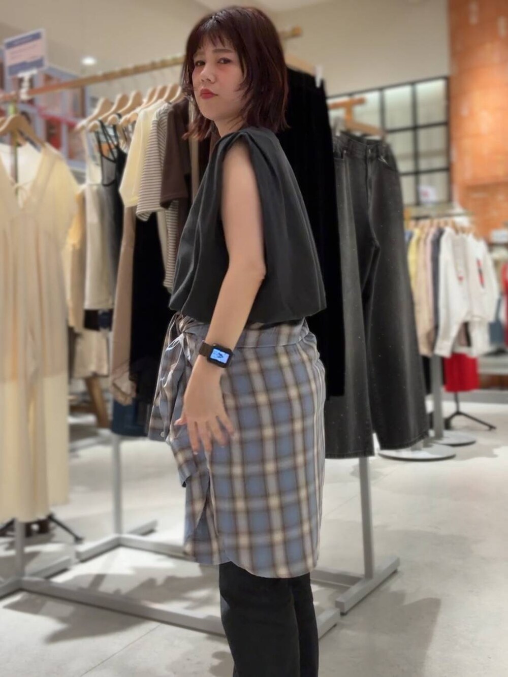 ブラック系のサンダル、ブラック系のデニムパンツ、ブルー系のシャツ/ブラウスを着用したレディースの夏コーディネートの2枚目の写真