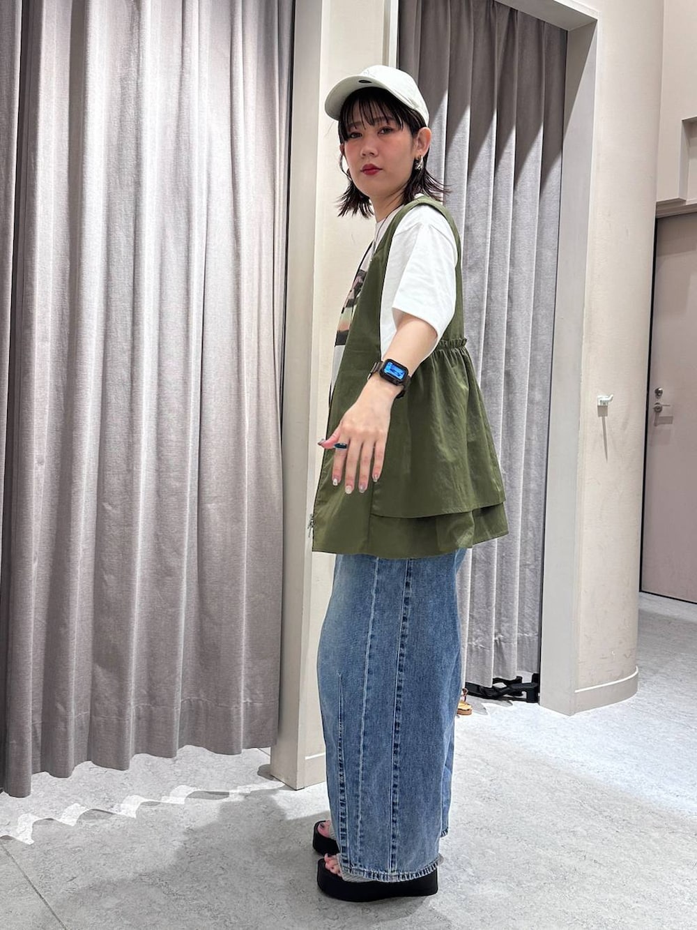 「低身長、ワントーン、着痩せ・細見え、ローリーズスタイル_LOWRYS FARM、カジュアル、LOWRYS FARM、大人カジュアル」｜「LOWRYS FARMのカンドウフィットニットサンダル 283661（サンダル、シルバー系）」を使った、miyusan☆さん（レディース・155cm）の夏コーディネートの2枚目の写真
