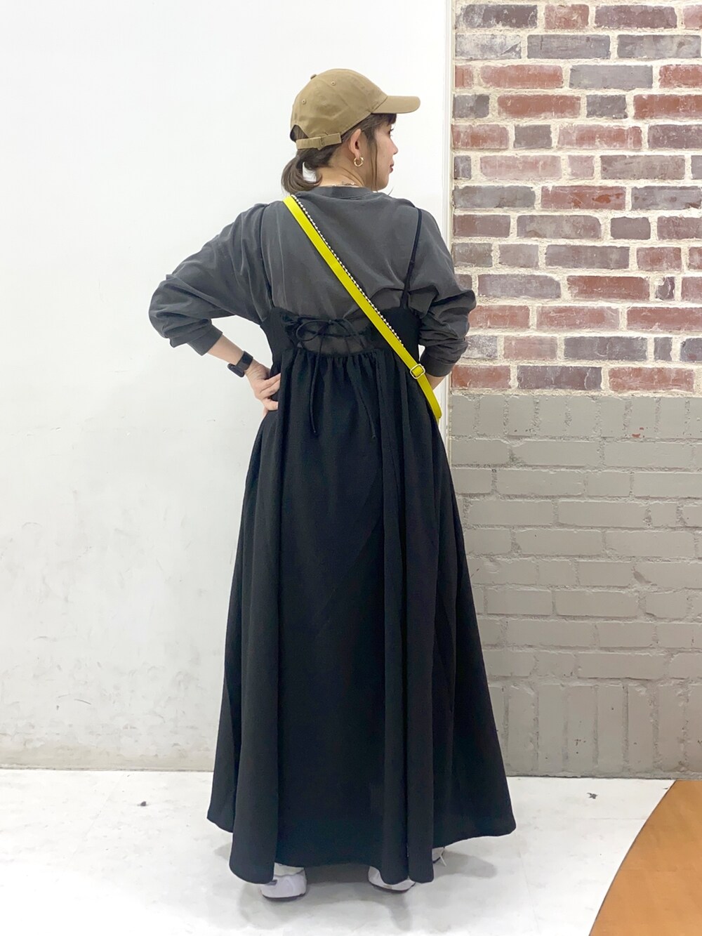 「春服、お出かけコーデ、休日コーデ、プチプラ、春服みてみて、休日スタイル、モノトーン、白スニーカー、キャミワンピ、スクエアバッグ」｜「LOWRYS FARMのポコポコキャミワンピース　189533（ワンピース、ブラック系）」を使った、miyusan☆さん（レディース・155cm）の春コーディネートの3枚目の写真