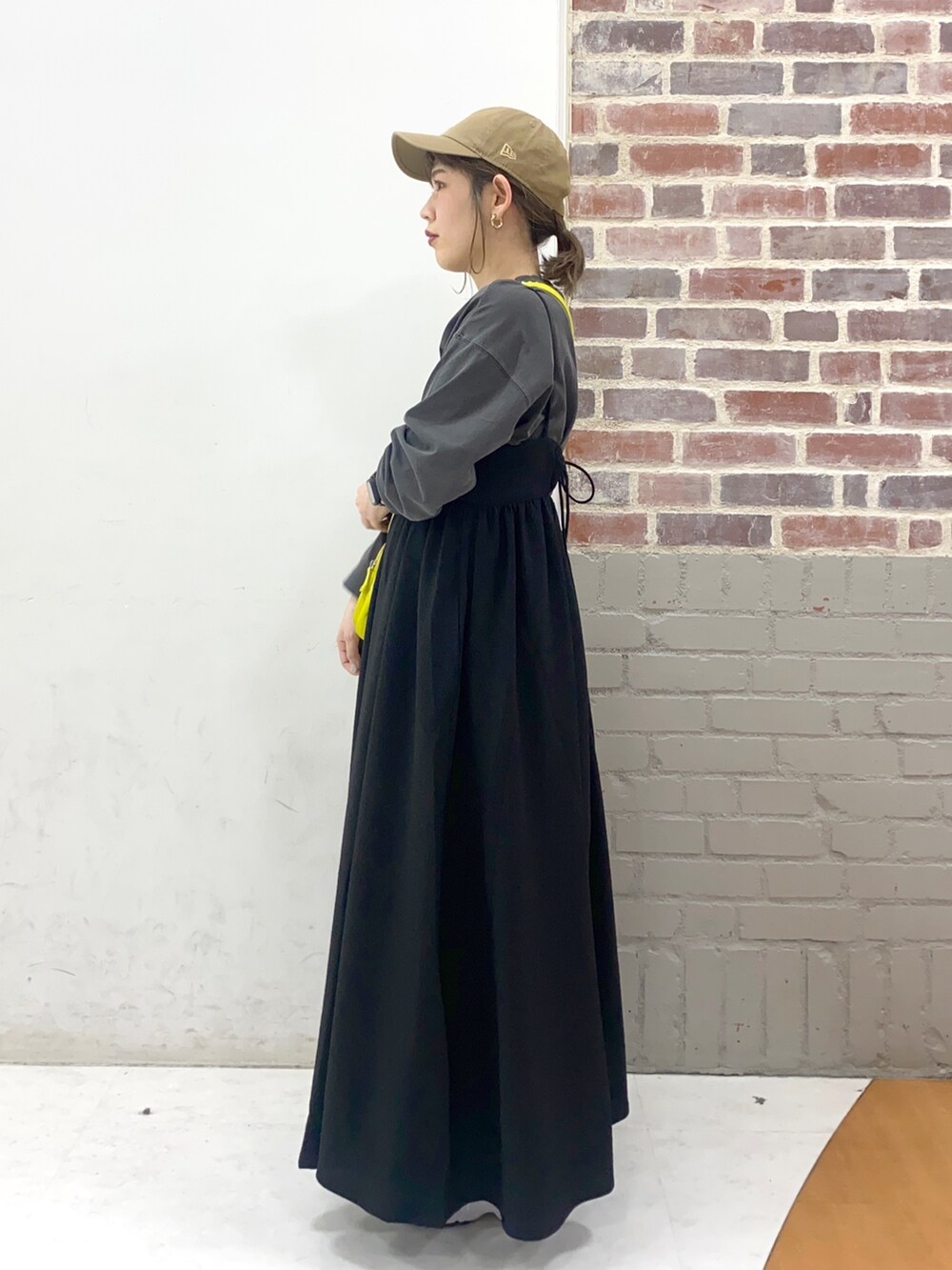 「春服、お出かけコーデ、休日コーデ、プチプラ、春服みてみて、休日スタイル、モノトーン、白スニーカー、キャミワンピ、スクエアバッグ」｜「LOWRYS FARMのポコポコキャミワンピース　189533（ワンピース、ブラック系）」を使った、miyusan☆さん（レディース・155cm）の春コーディネートの2枚目の写真
