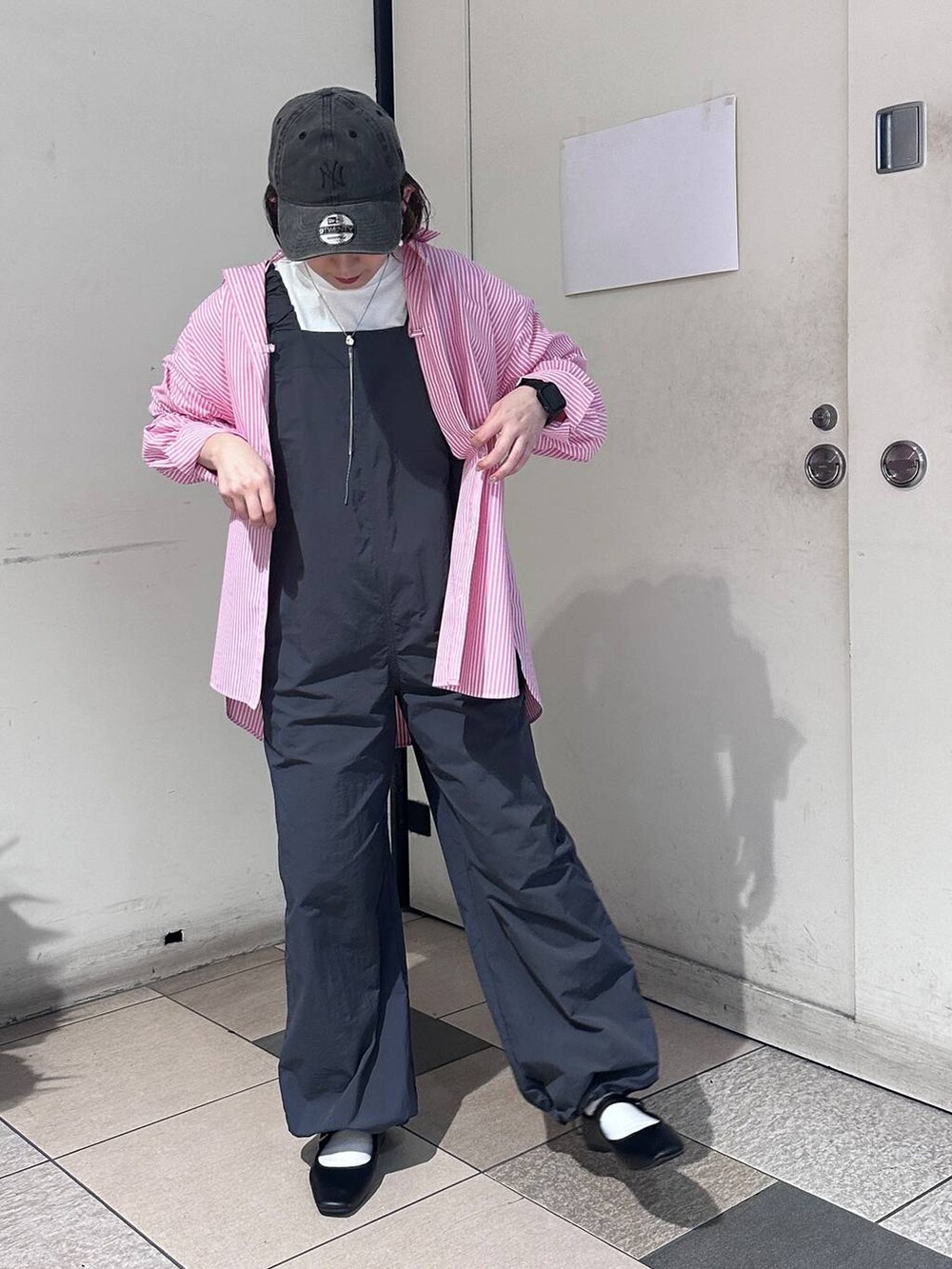 ホワイト系のTシャツ/カットソー、ブラック系のパンプス、ピンク系のシャツ/ブラウスを着用したレディースの春コーディネートの2枚目の写真