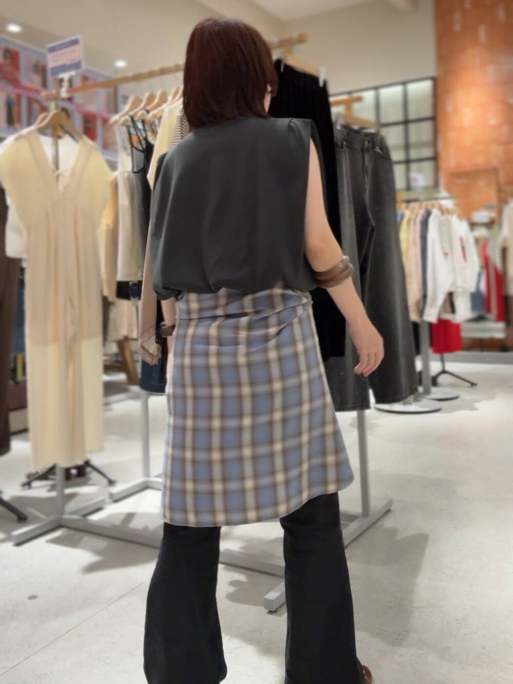 ブラック系のサンダル、ブラック系のデニムパンツ、ブルー系のシャツ/ブラウスを着用したレディースの夏コーディネートの3枚目の写真