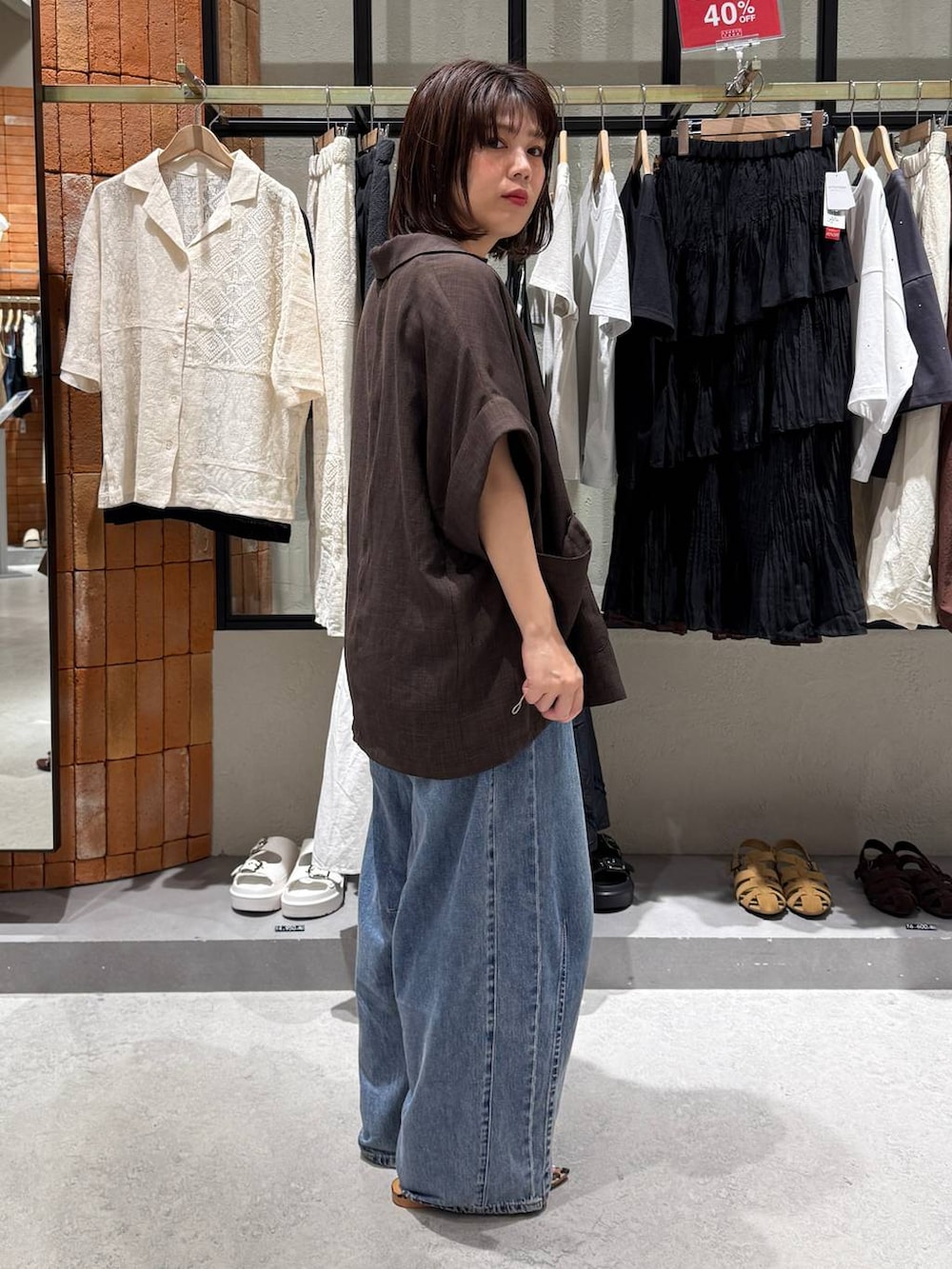 「低身長、ワントーン、着痩せ・細見え、ローリーズスタイル_LOWRYS FARM、カジュアル、LOWRYS FARM、大人カジュアル」｜「LOWRYS FARMのポインテッドナローサンダル  287486（サンダル、その他）」を使った、miyusan☆さん（レディース・155cm）の夏コーディネートの3枚目の写真