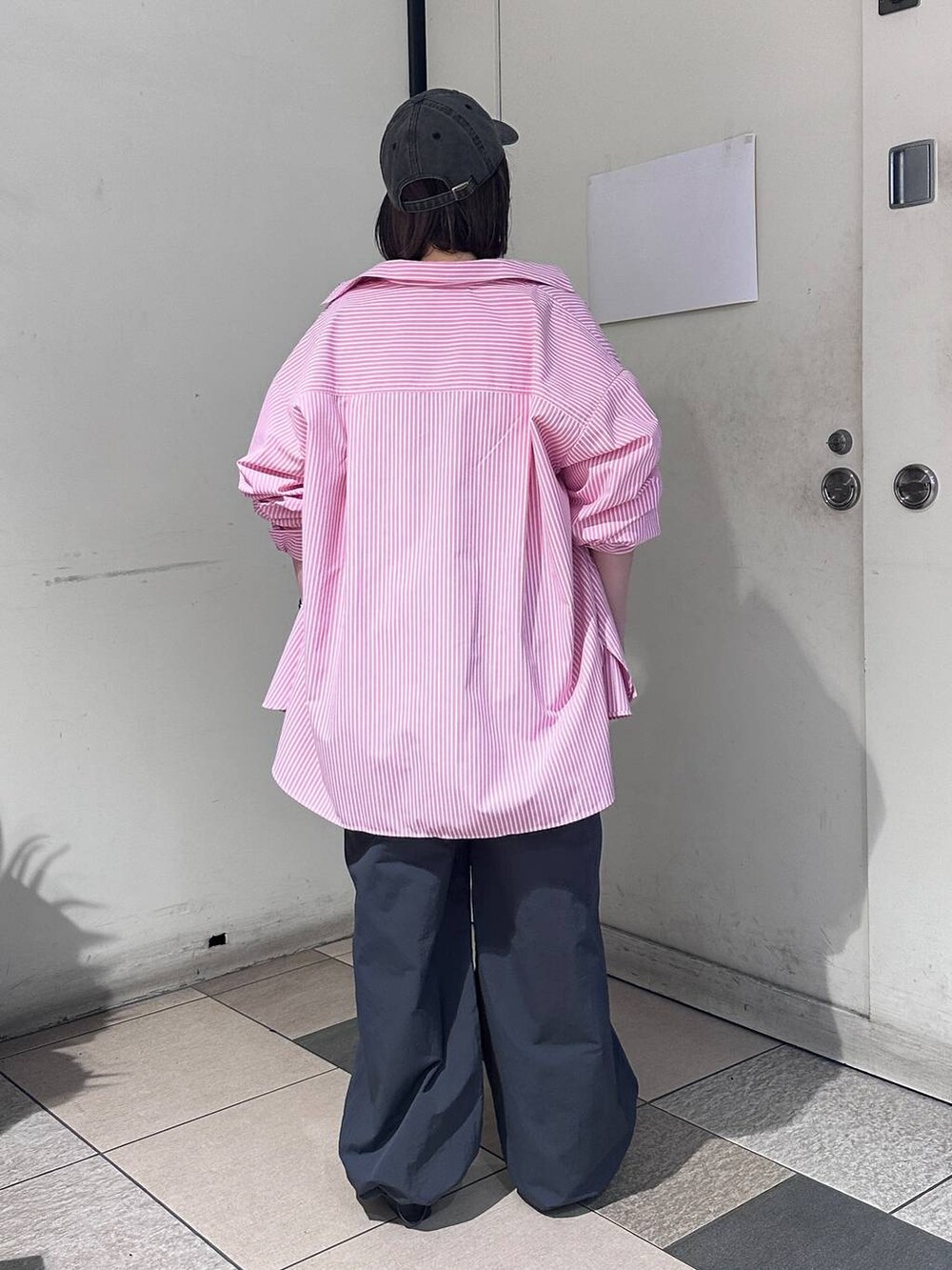 ホワイト系のTシャツ/カットソー、ブラック系のパンプス、ピンク系のシャツ/ブラウスを着用したレディースの春コーディネートの3枚目の写真