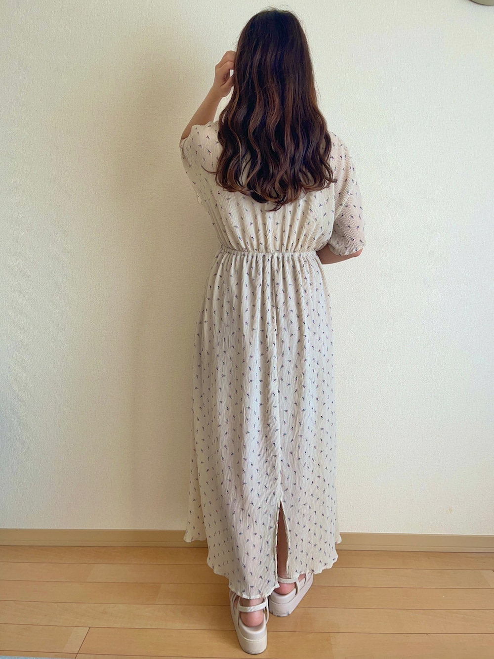 「夏、カシュクールワンピース、ootd、今日のコーデ、ワンピース、サンダル、ロングヘア、骨格ウェーブ、淡色コーデ、いいね、save、フォローお願いします🤑」｜「Kastaneのアイテム（ワンピース、ホワイト系）」を使った、ｙoｕさん（レディース・157cm）の夏コーディネートの2枚目の写真