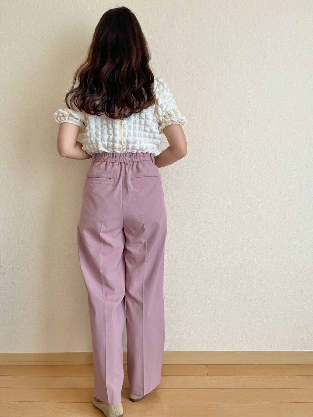 「カラーパンツ、ピンク、ポコポコ、プチプラコーデ、今日のコーデ、ootd、カラー×コーデ」｜「RETRO GIRLのアイテム（トップス、ホワイト系）」を使った、ｙoｕさん（レディース・157cm）の夏コーディネートの2枚目の写真