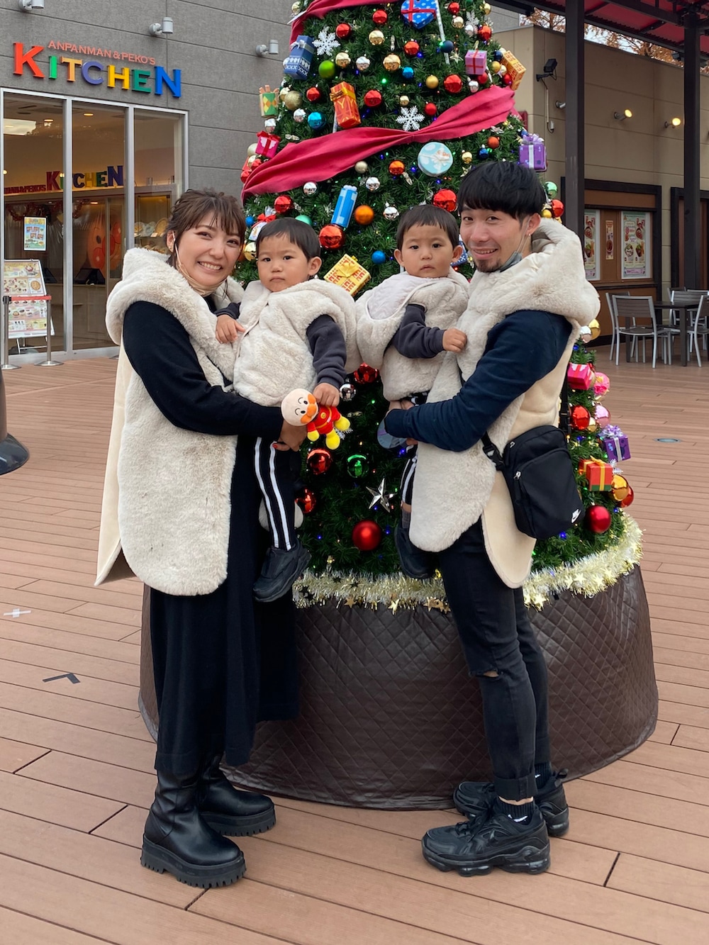 ホワイト系のその他アウター、ベージュ系のベスト、ブラック系のその他パンツを着用したキッズの冬コーディネートの3枚目の写真