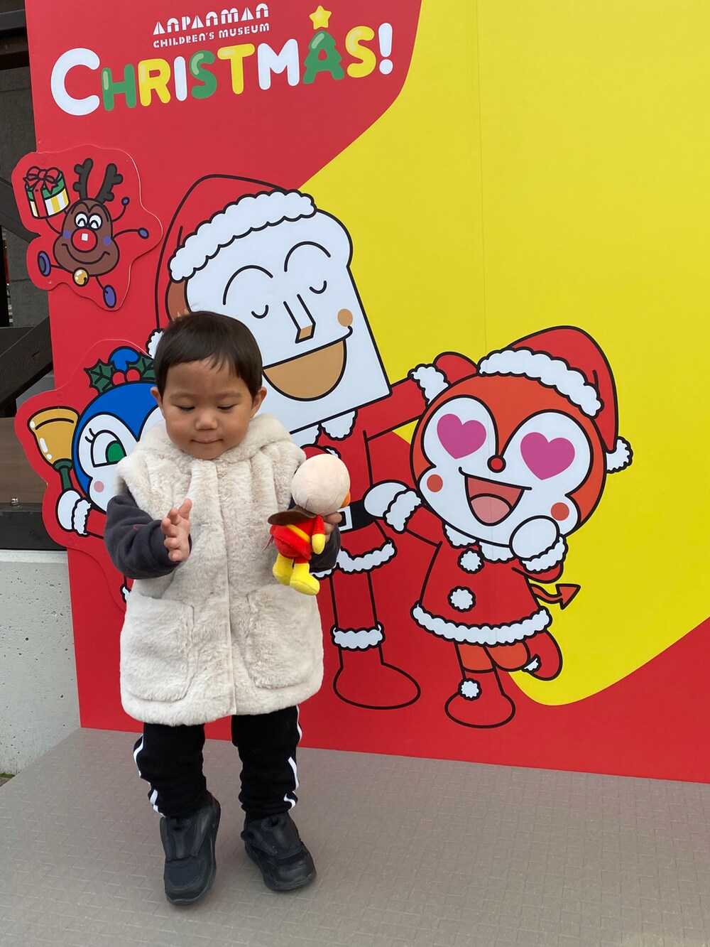 ホワイト系のその他アウター、ベージュ系のベスト、ブラック系のその他パンツを着用したキッズの冬コーディネートの2枚目の写真