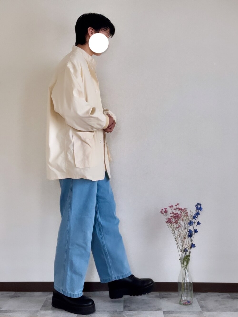 ブラック系のドレスシューズ、ブルー系のデニムパンツ、ベージュ系のジャケット/アウターを着用したメンズの春コーディネートの2枚目の写真