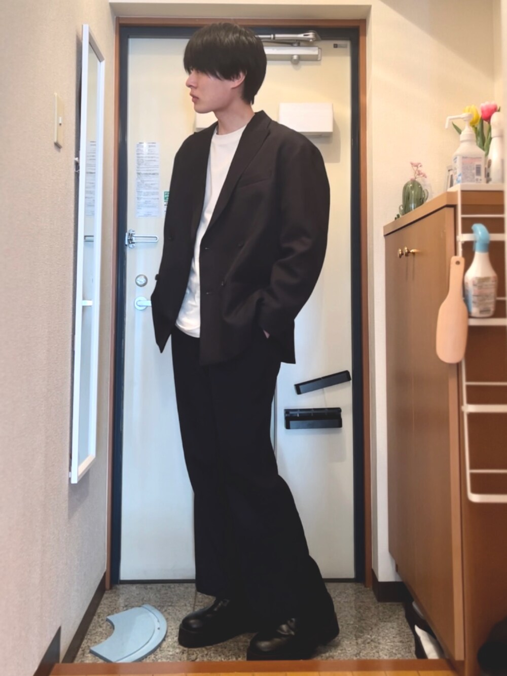 ブラック系のドレスシューズ、ブラック系のその他パンツ、ブラック系のジャケット/アウターを着用したメンズの冬コーディネートの2枚目の写真