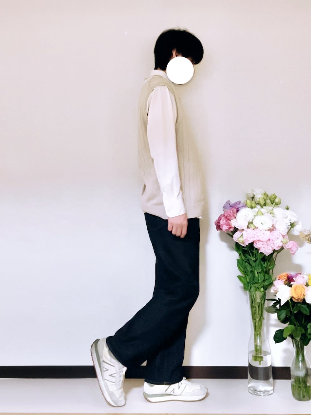 ベージュ系のスニーカー、ブルー系のデニムパンツ、ベージュ系のシャツ/ブラウスを着用したメンズの春コーディネートの2枚目の写真