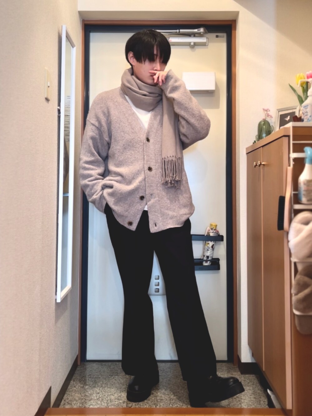 ブラック系のその他パンツ、ブラック系のドレスシューズ、ベージュ系のカーディガン/ボレロを着用したメンズの冬コーディネートの2枚目の写真