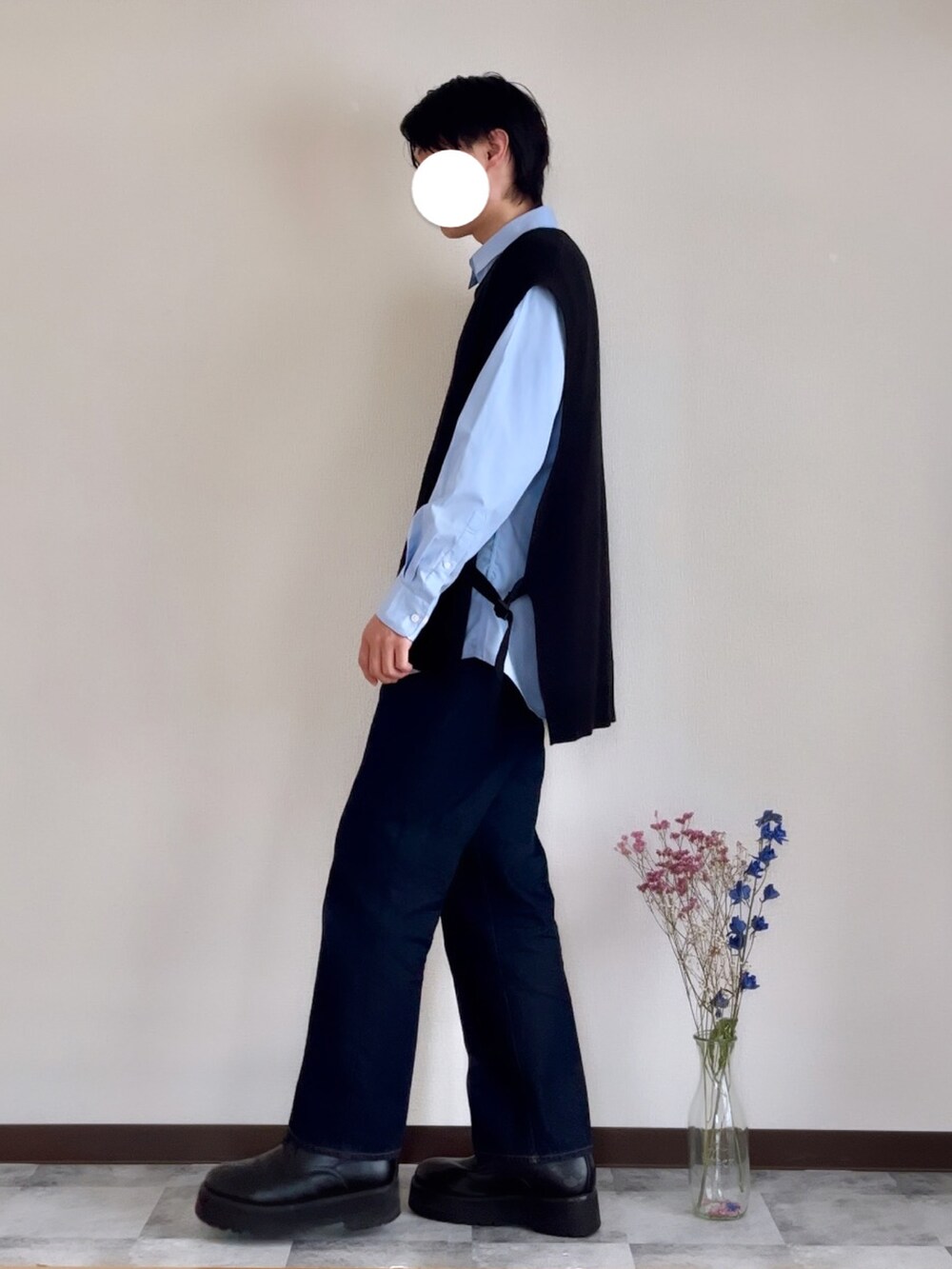 ブラック系のドレスシューズ、ブルー系のデニムパンツ、ブルー系のシャツ/ブラウスを着用したメンズの春コーディネートの3枚目の写真