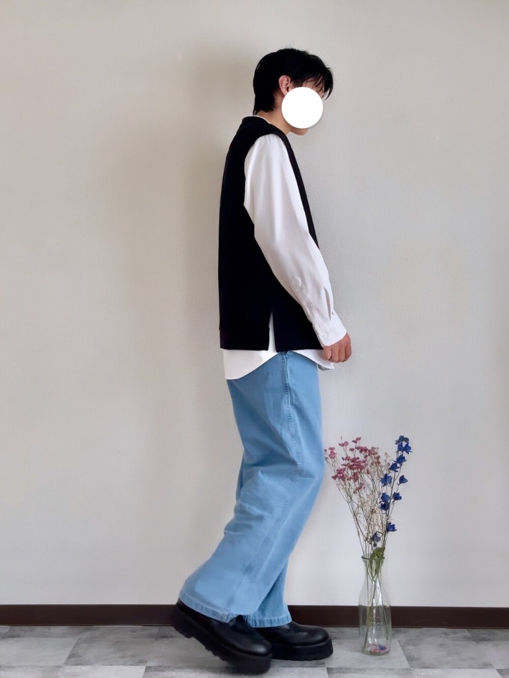 ブラック系のドレスシューズ、ブルー系のデニムパンツ、ホワイト系のシャツ/ブラウスを着用したメンズの春コーディネートの2枚目の写真