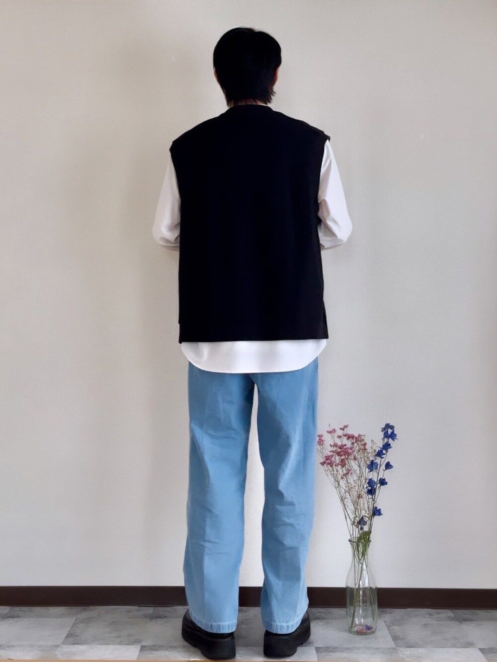 ブラック系のドレスシューズ、ブルー系のデニムパンツ、ホワイト系のシャツ/ブラウスを着用したメンズの春コーディネートの4枚目の写真