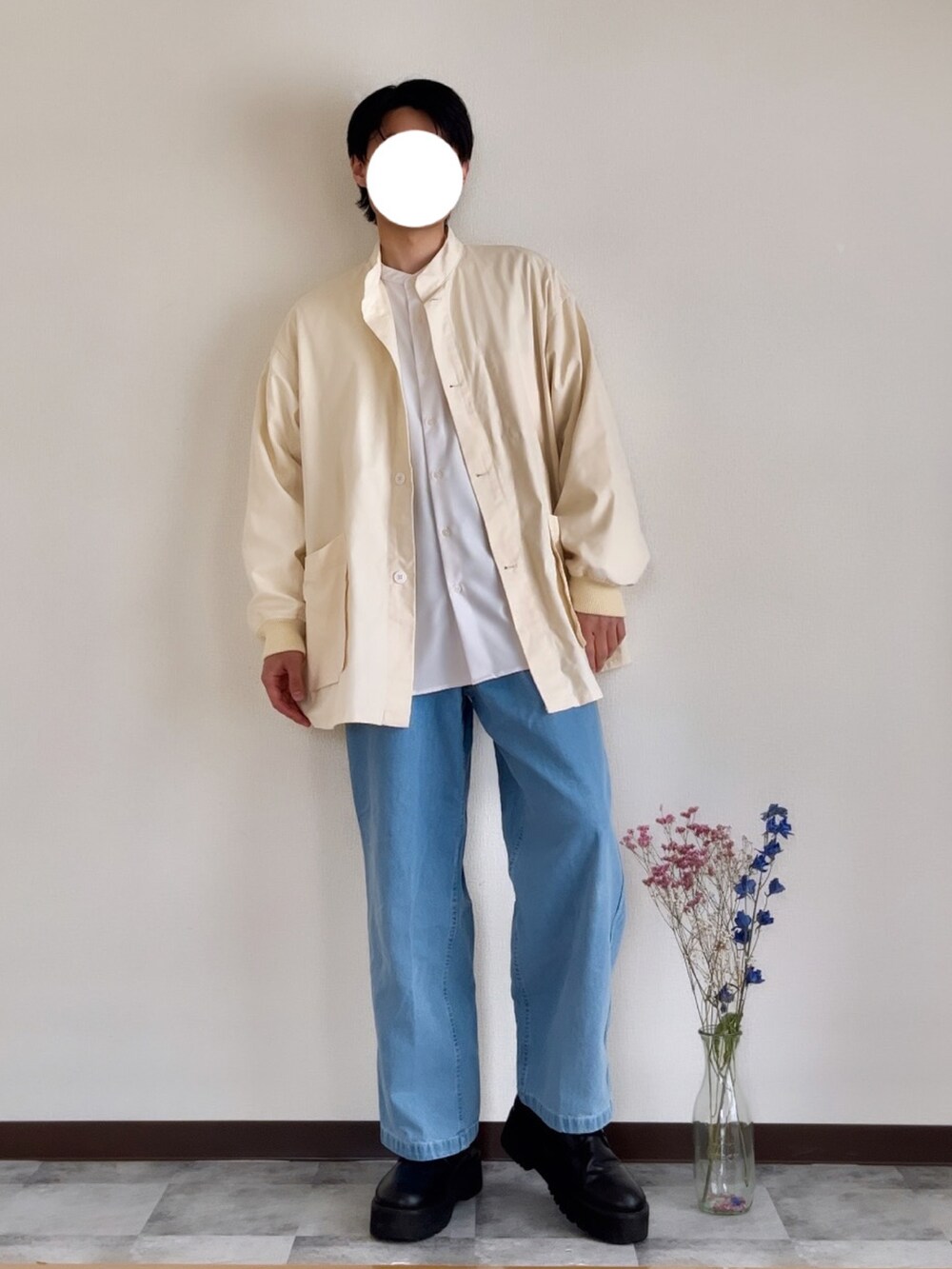 ブラック系のドレスシューズ、ブルー系のデニムパンツ、ベージュ系のジャケット/アウターを着用したメンズの春コーディネートの4枚目の写真