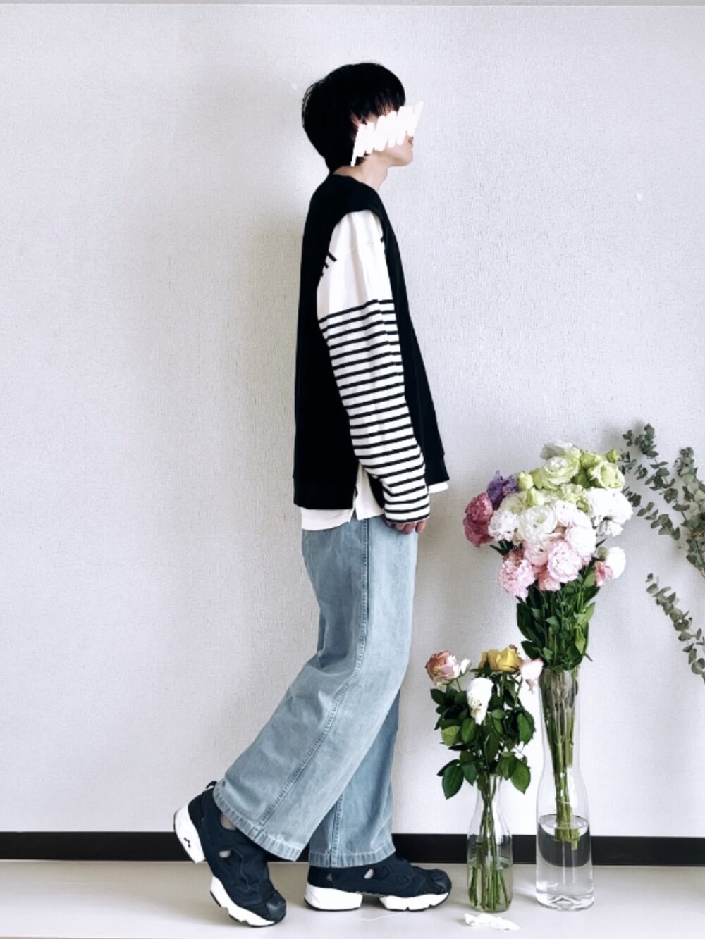 ブルー系のスニーカー、ブルー系のデニムパンツ、ホワイト系のTシャツ/カットソーを着用したメンズの春コーディネートの2枚目の写真