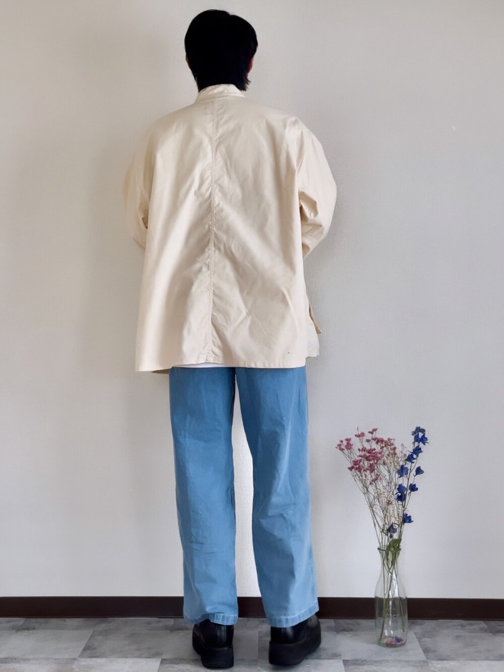 ブラック系のドレスシューズ、ブルー系のデニムパンツ、ベージュ系のジャケット/アウターを着用したメンズの春コーディネートの3枚目の写真