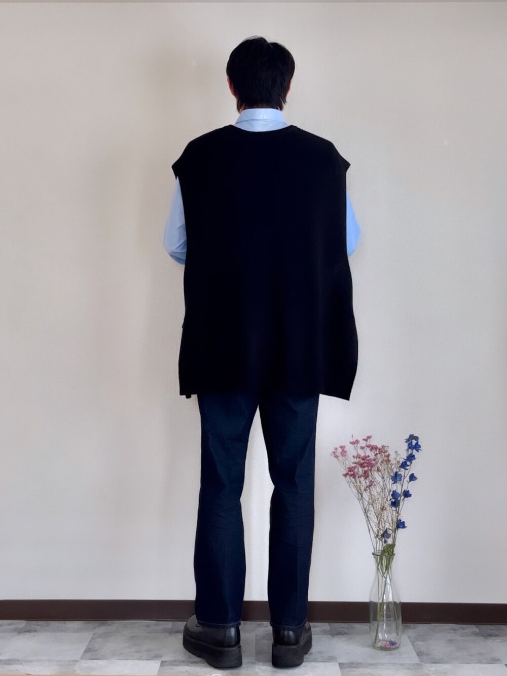 ブラック系のドレスシューズ、ブルー系のデニムパンツ、ブルー系のシャツ/ブラウスを着用したメンズの春コーディネートの4枚目の写真