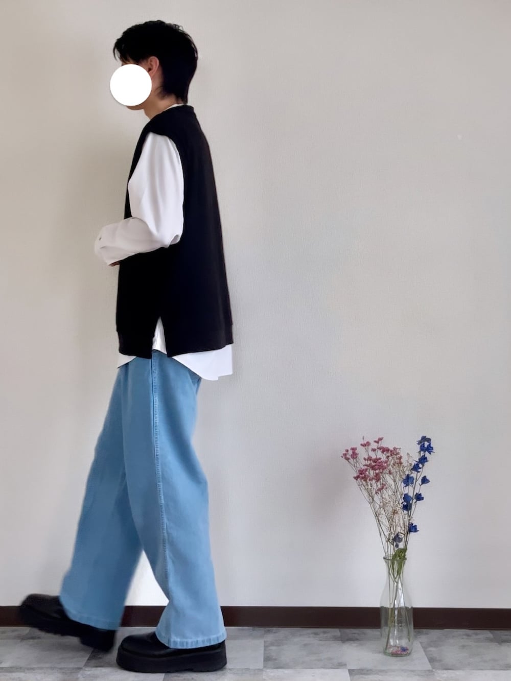 ブラック系のドレスシューズ、ブルー系のデニムパンツ、ホワイト系のシャツ/ブラウスを着用したメンズの春コーディネートの3枚目の写真