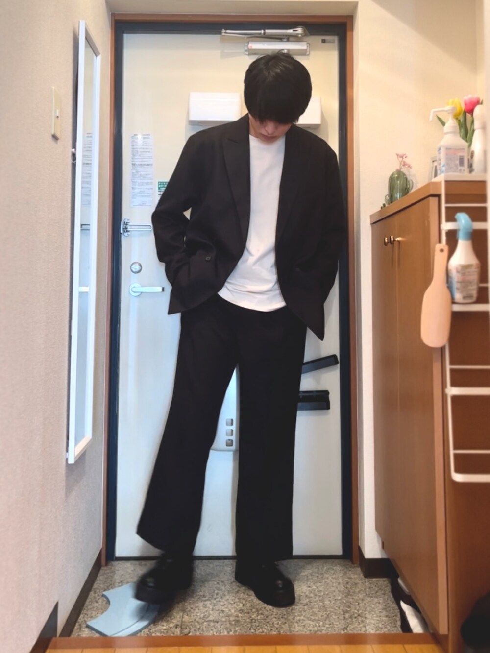 ブラック系のドレスシューズ、ブラック系のその他パンツ、ブラック系のジャケット/アウターを着用したメンズの冬コーディネートの3枚目の写真