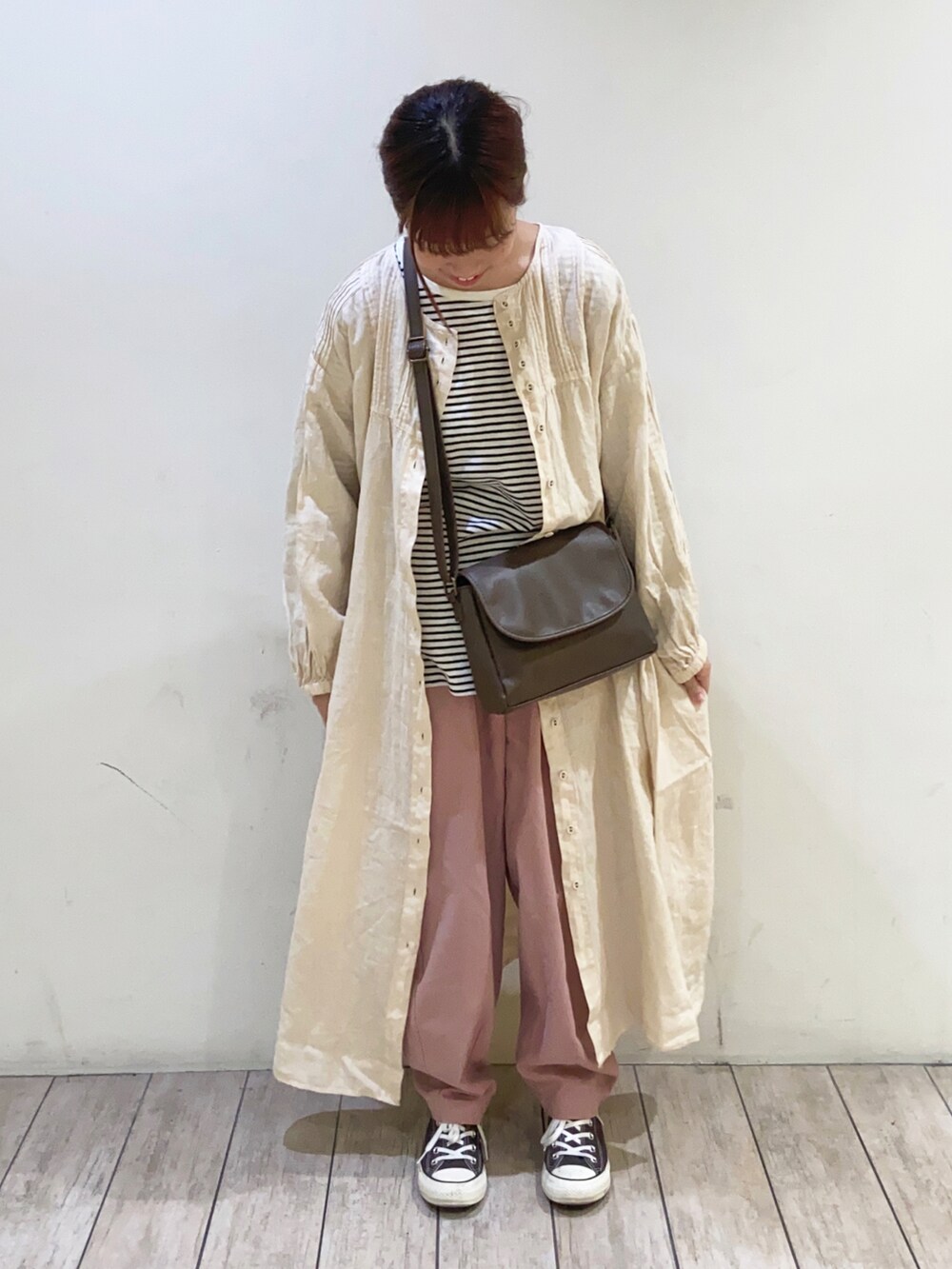 ピンク系のその他パンツ、ピンク系のワンピース、ブラウン系のハンドバッグを着用したレディースの春コーディネートの2枚目の写真