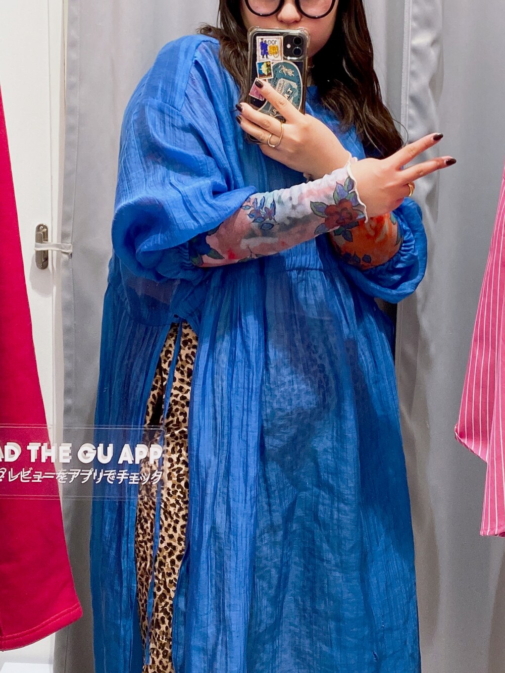 ブルー系のワンピース/ドレス、グリーン系のモッズコート、その他のTシャツ/カットソーを着用したレディースの冬コーディネートの2枚目の写真