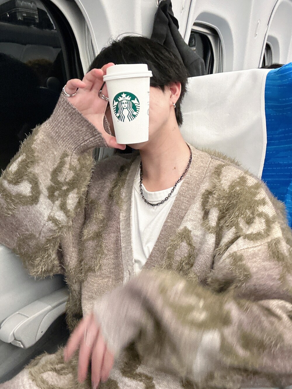 ベージュ系のカーディガン/ボレロを着用したメンズの冬コーディネートの4枚目の写真