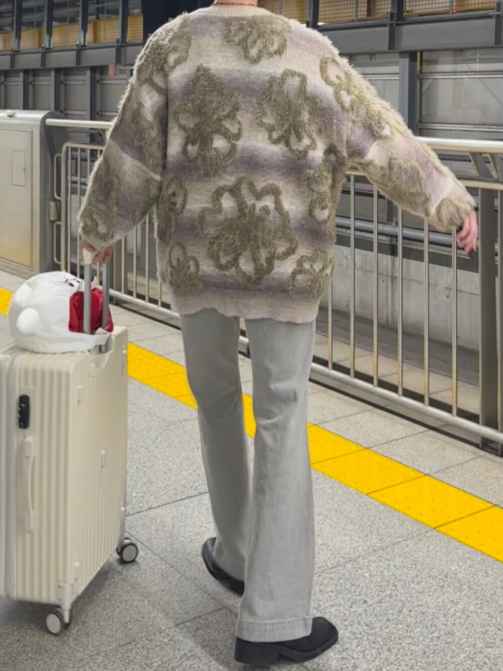 ベージュ系のカーディガン/ボレロを着用したメンズの冬コーディネートの2枚目の写真