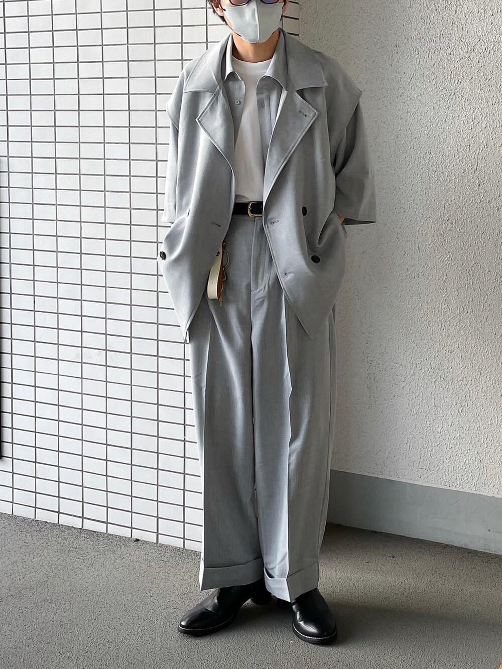 グレー系のベスト、グレー系のシャツ/ブラウス、グレー系のパンツを着用したメンズの春コーディネートの2枚目の写真