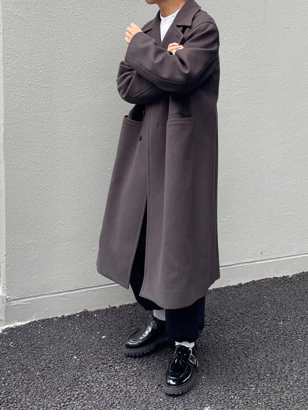 ホワイト系のシャツ/ブラウス、グレー系のチェスターコート、ブラック系のカーゴパンツを着用したメンズの秋コーディネートの3枚目の写真