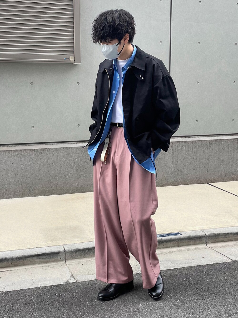 ブルー系のシャツ/ブラウス、ブラック系のブルゾン、ピンク系のスラックスを着用したメンズの春コーディネートの2枚目の写真