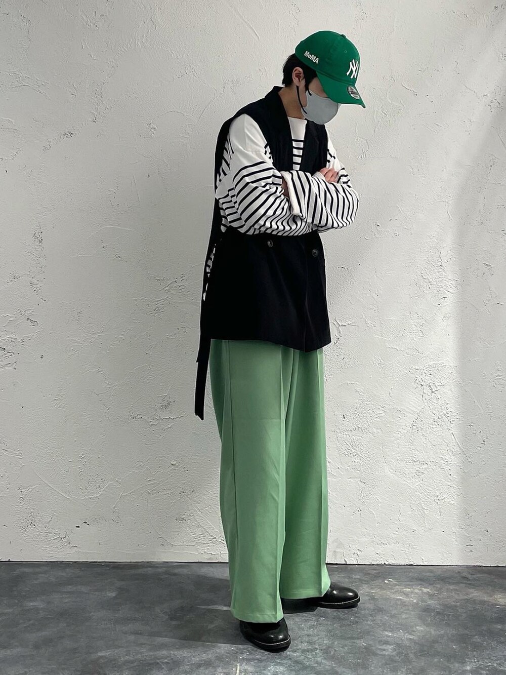 ブラック系のベスト、ホワイト系のシャツ/ブラウス、グリーン系のスラックスを着用したメンズの春コーディネートの2枚目の写真