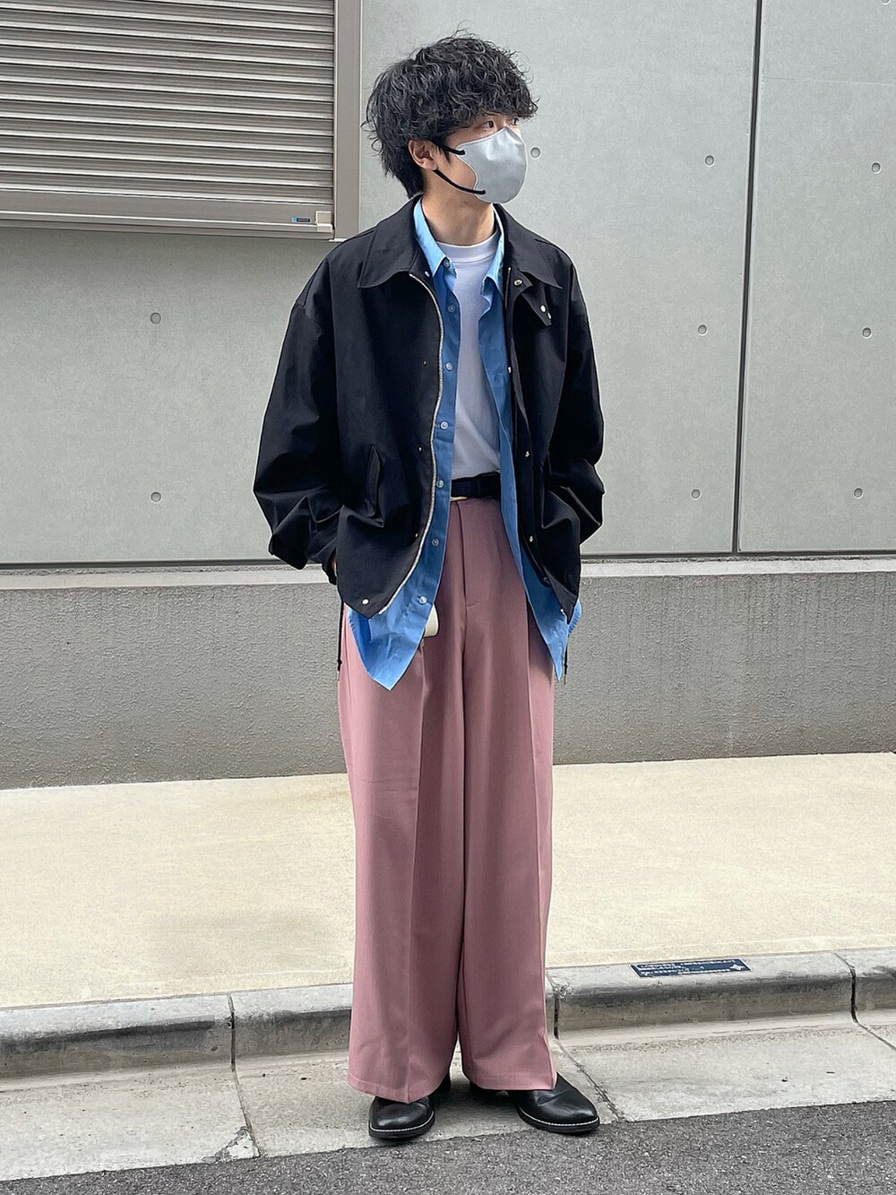 ブルー系のシャツ/ブラウス、ブラック系のブルゾン、ピンク系のスラックスを着用したメンズの春コーディネートの3枚目の写真