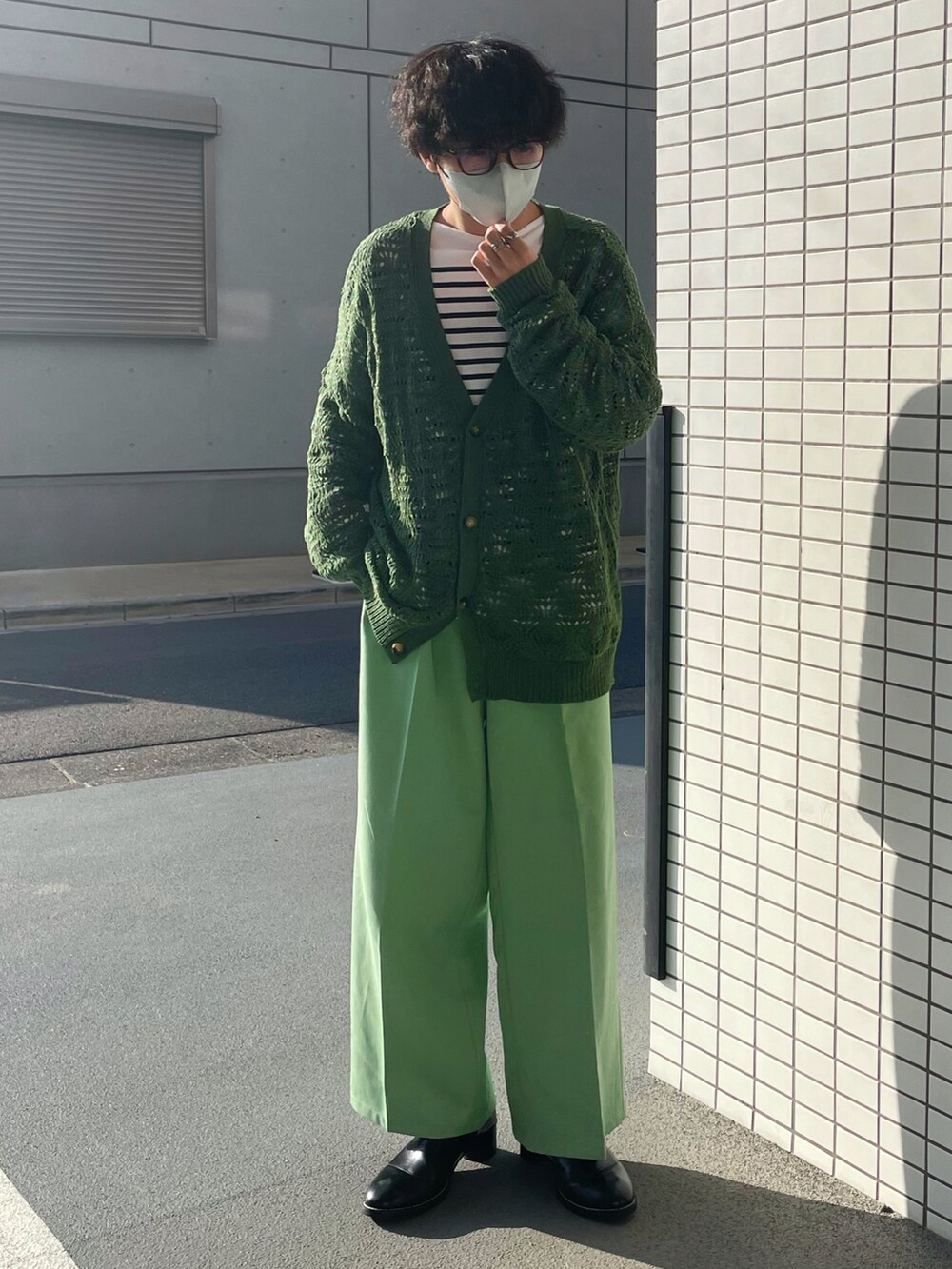 ホワイト系のシャツ/ブラウス、グリーン系のカーディガン/ボレロ、グリーン系のスラックスを着用したメンズの春コーディネートの2枚目の写真