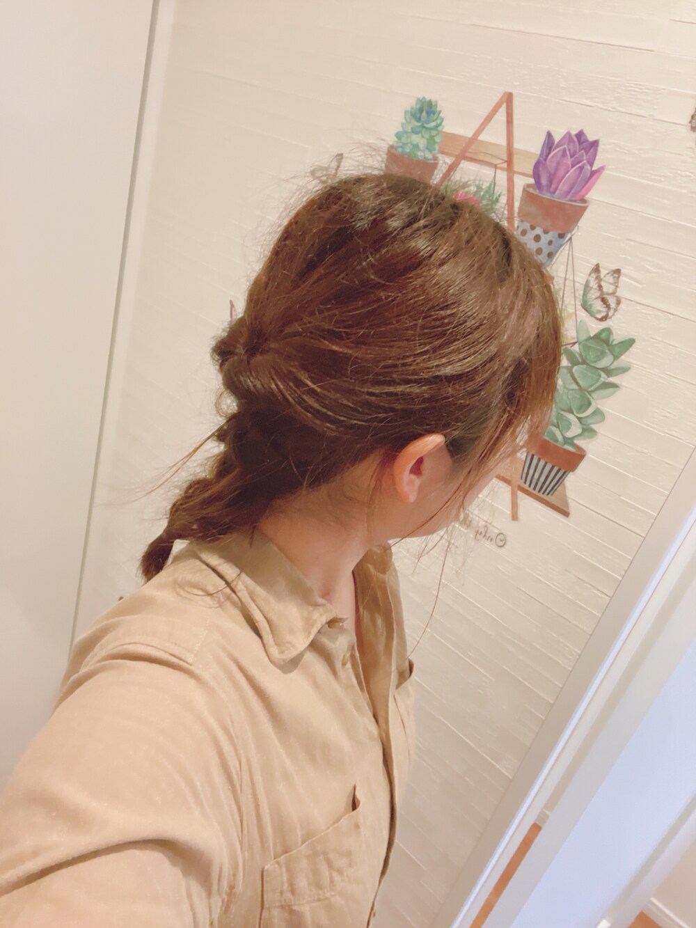 ベージュ系のワンピースを着用したレディースの秋コーディネートの2枚目の写真